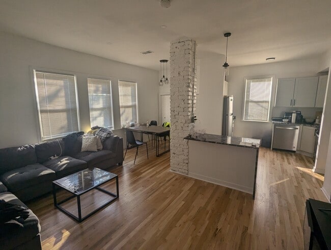 Building Photo - 2470 N Clybourn Ave