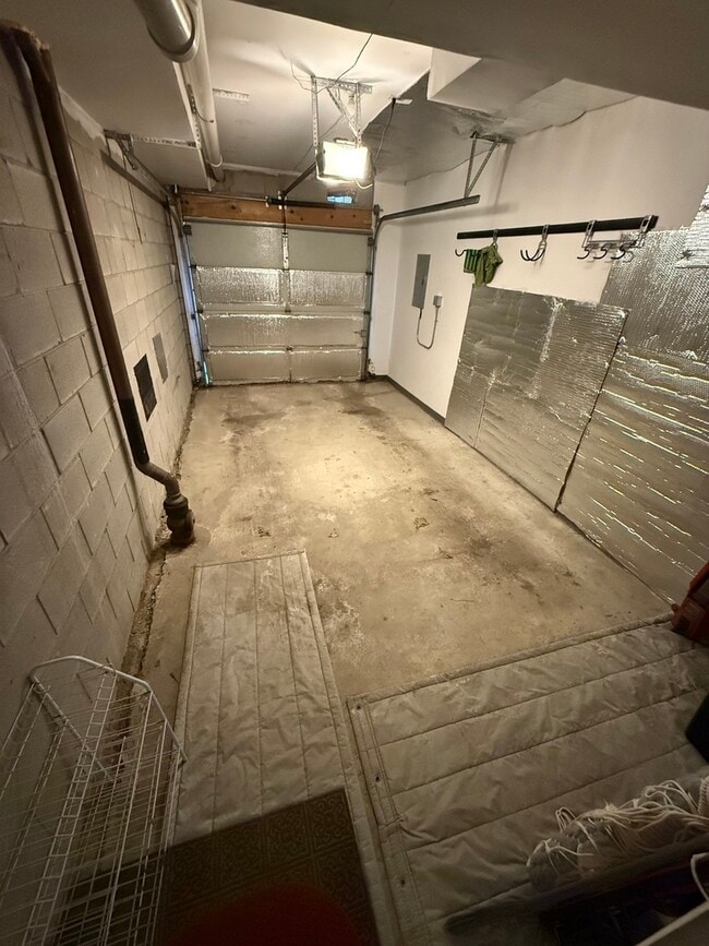 Building Photo - 2318 W Bloomingdale Ave