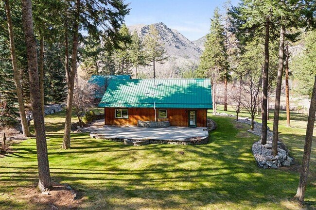 Building Photo - Lolo 4 bedroom, 2 bath, 2,520 Sq. Ft. home...