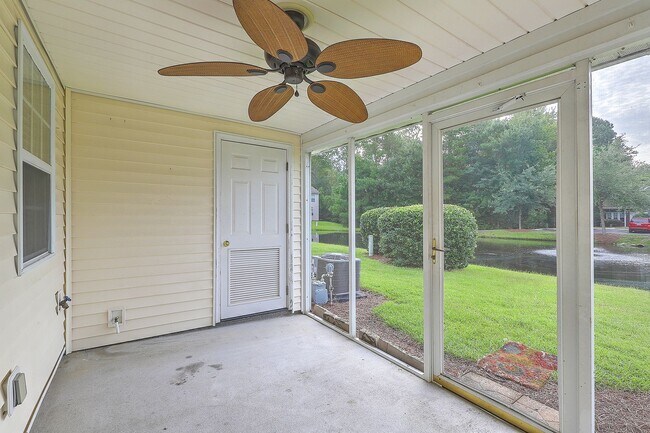 Building Photo - Move in Ready Townhouse in Summer Wood!