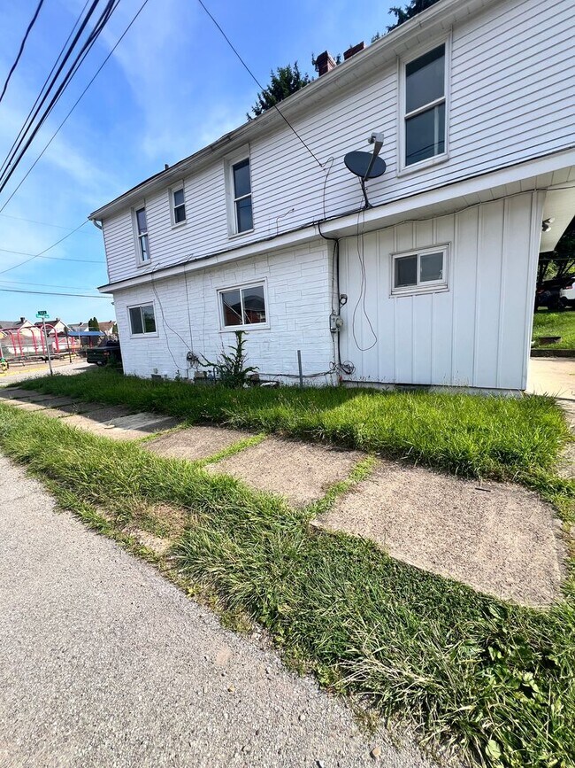 Building Photo - 2 Bed + Bonus Room in Penn Trafford School District