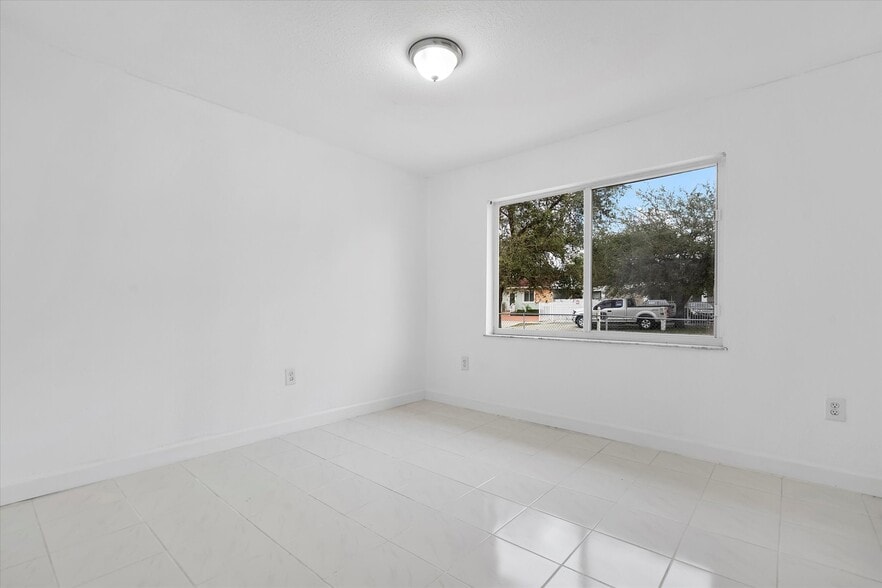 Building Photo - 934 E 22nd St