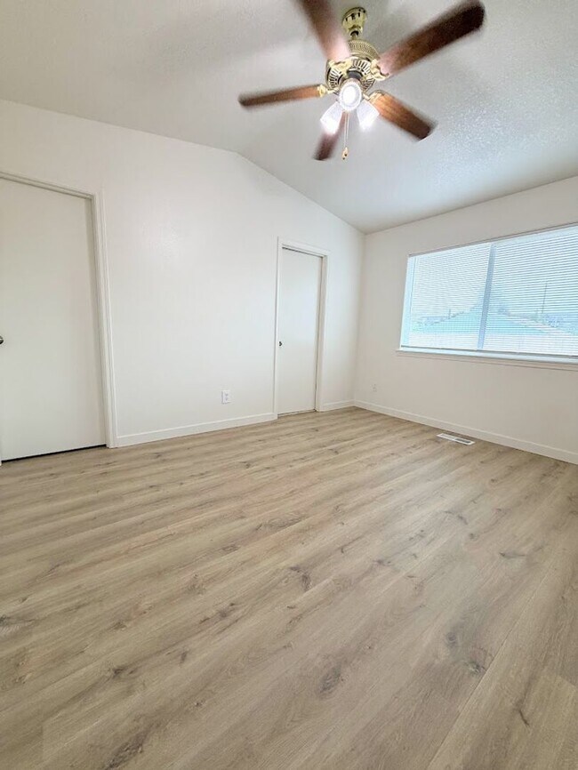 Building Photo - Fontana Duplexes