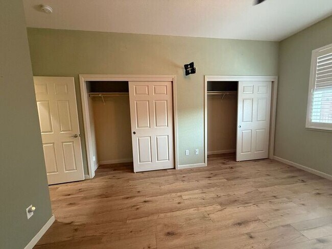 Building Photo - Modern Two–Primary Suite Townhome w/ 2-Car Garage in Sparks