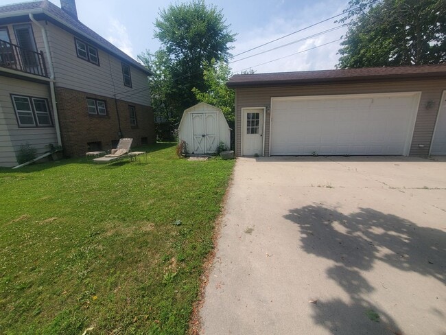 Building Photo - 421 W Oakland Ave