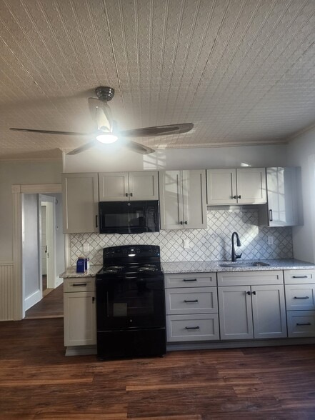 Building Photo - 135 Myrtle St