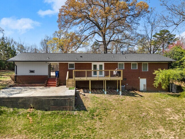 Building Photo - 3 Bedroom Lake Home In Gainesville!