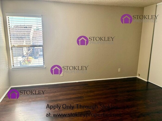 Building Photo - 27 Oak Brook Pl