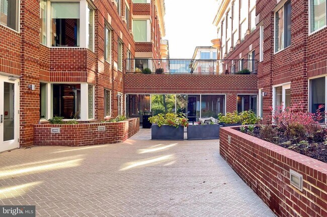 Building Photo - 635 Slaters Ln