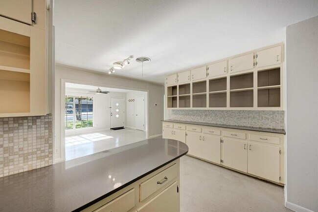 Building Photo - 2508 East Side Dr