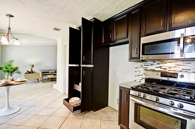 Building Photo - 609 Mary Ann Dr