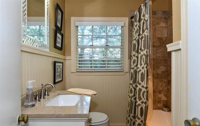 Building Photo - Beautiful three Bedroom One Bathroom For Rent