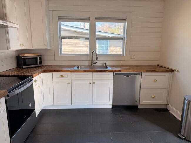 Building Photo - 822 Radford Pl