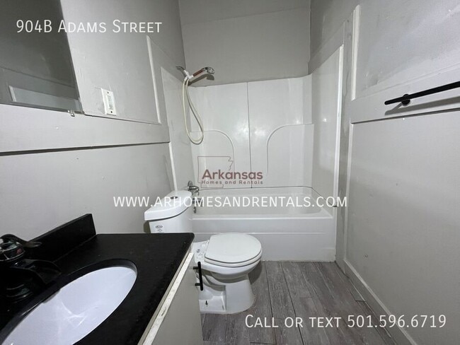 Building Photo - 904 Adams St