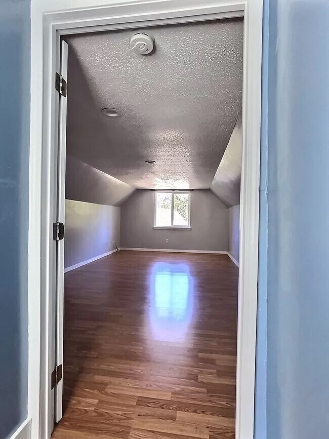 Building Photo - 118 Linnet Dr