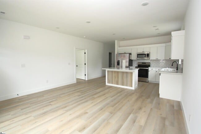 Building Photo - 402 Sierra Rd