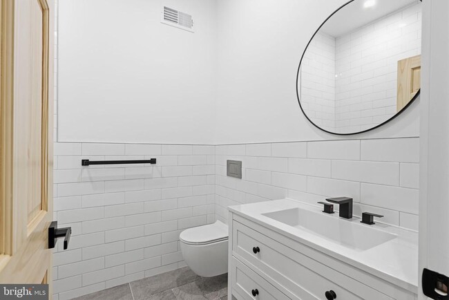 Building Photo - 458 W Earlham Ter