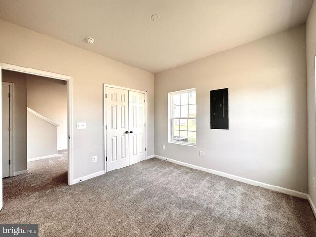 Building Photo - 526 Parkland Dr