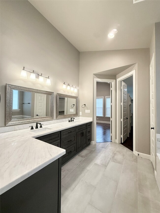 Building Photo - 2116 Couch St