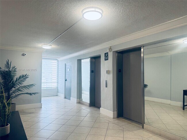 Building Photo - 2000 NE 135th St