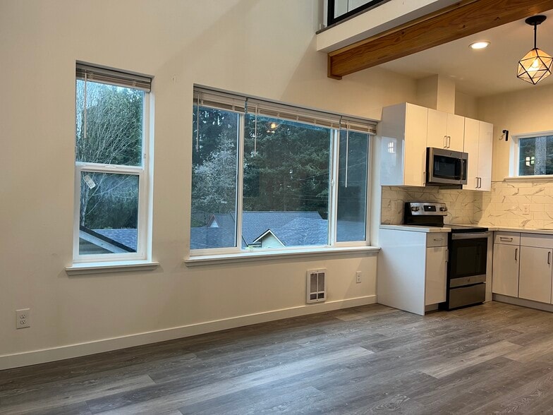 Building Photo - 10734 Stone Ave N