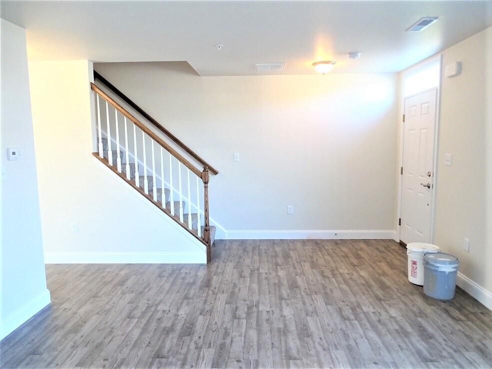 Building Photo - 127 Redstone Dr