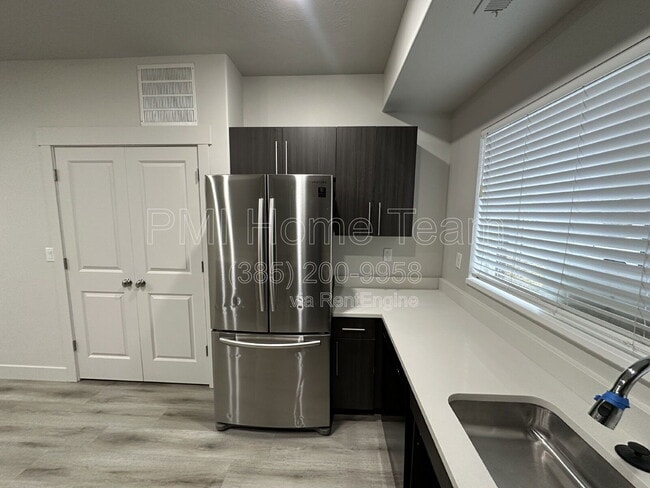 Building Photo - 2874 Kiesel Ave