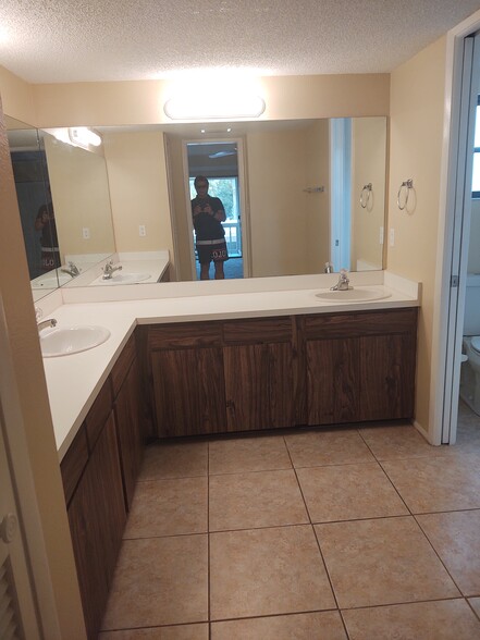 BR#1 Master Bath/dual vanity - 2208 Bahia Vista St