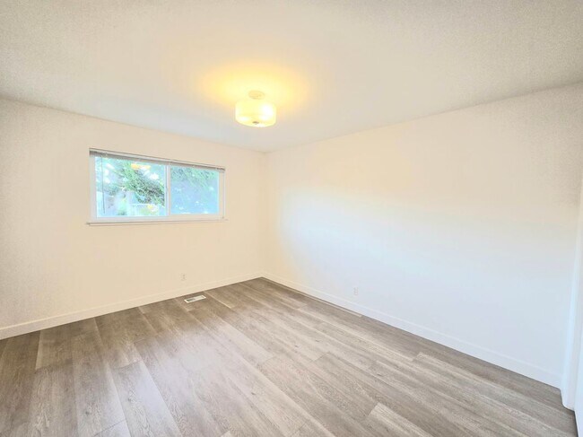Building Photo - 910 Academy Ave