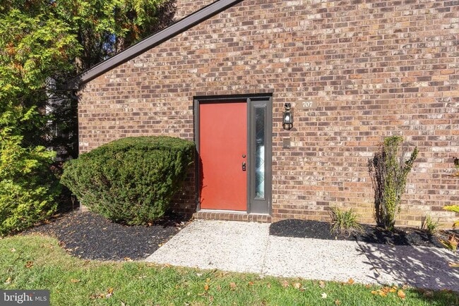 Building Photo - 707 Mountainview Dr