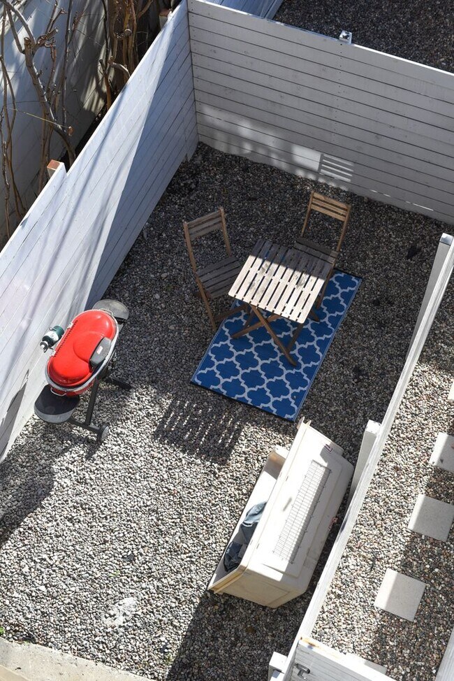 Building Photo - Charming Upper Floor 2 Bed / 1 Bath with Bonus Studio in a Prime Echo Park Location
