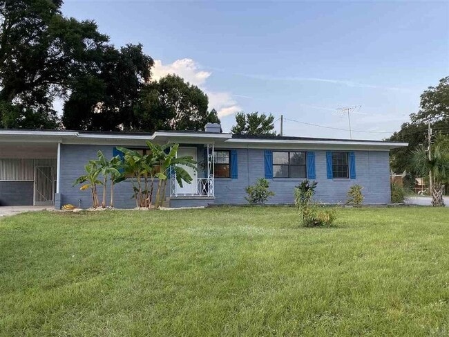 Front Yard - 2900 W La Rua St