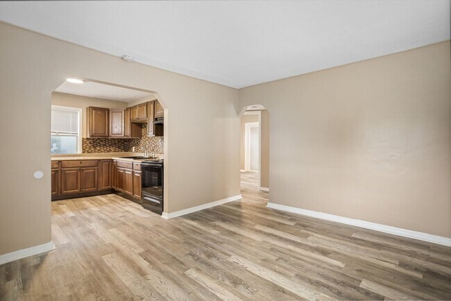 Building Photo - 2 bedroom 1 bath with porch