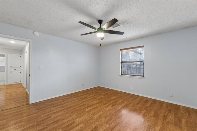 Building Photo - 213 S Silver Dr