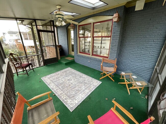 Building Photo - Charming 4 Bedroom Home in Downtown Shelbyville – Prime Location & Classic Comfort