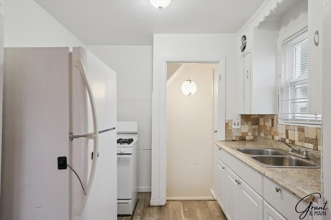 Building Photo - 3 bedroom $1150