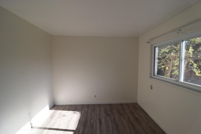 Building Photo - 1086 Springfield Dr