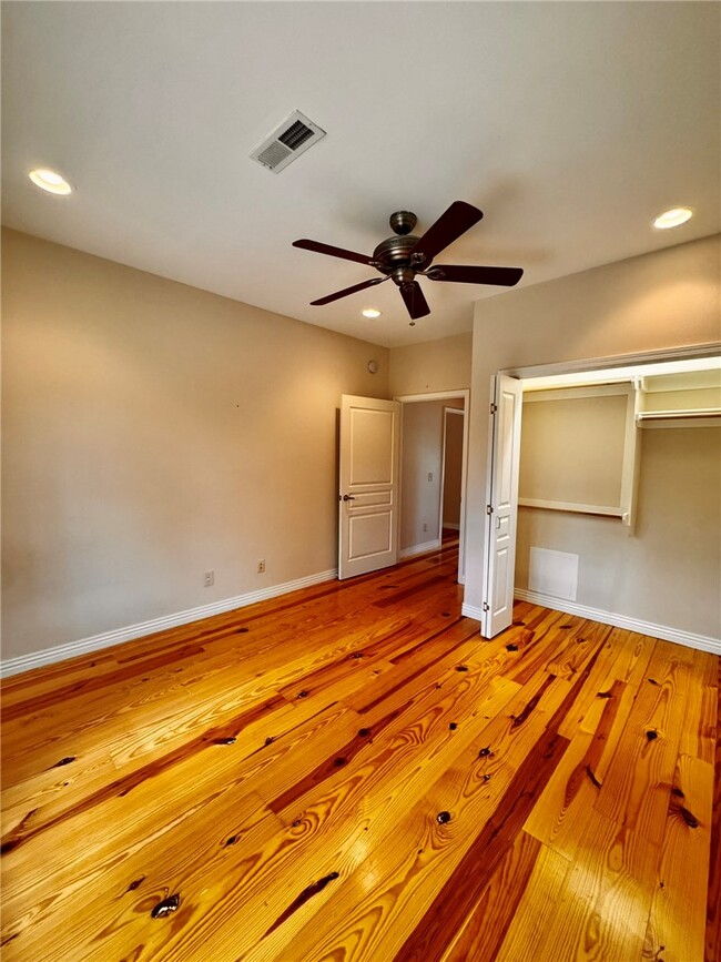 Building Photo - 723 N Lakeview Dr