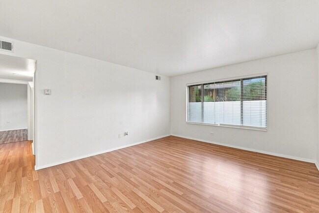 Building Photo - 6109 Knoll Wood Rd