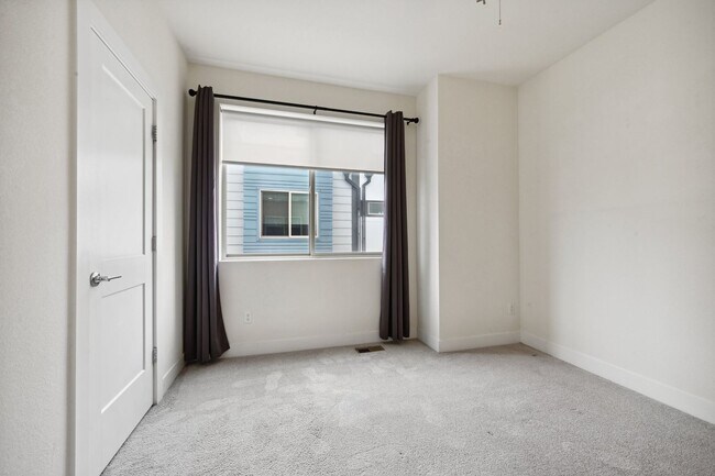 Building Photo - Great Townhome, Perfect Location! License #2023-BFN-0071747