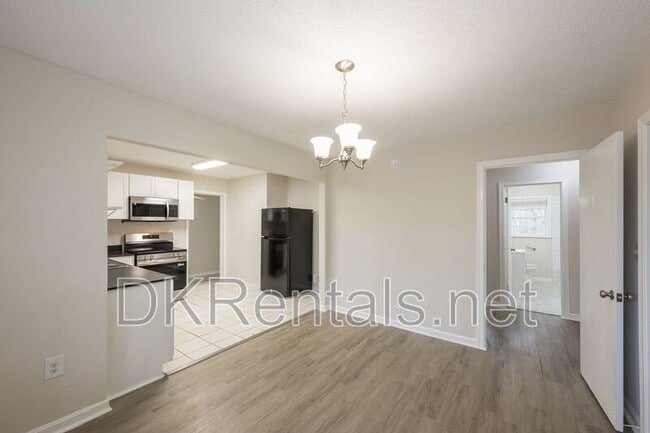 Building Photo - 2058 River Rd