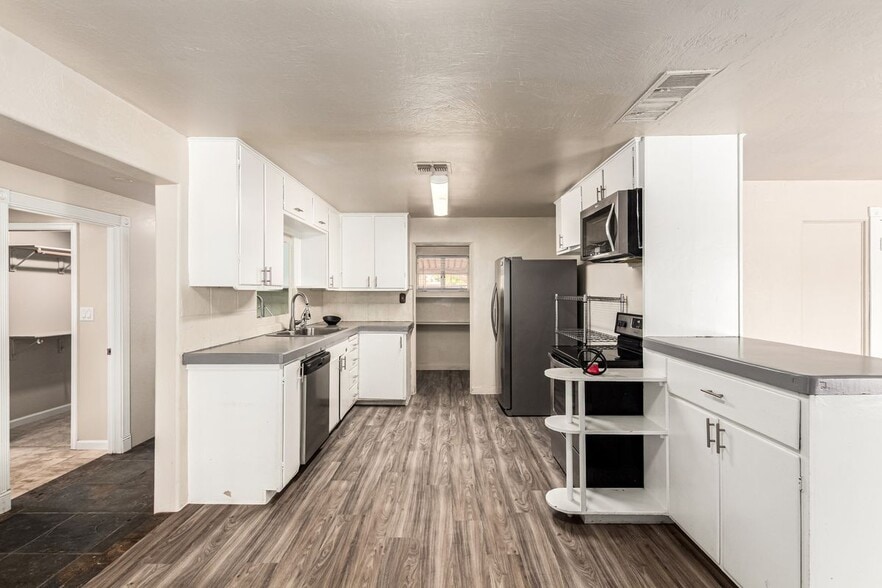 Building Photo - 809 N Gilbert Ave