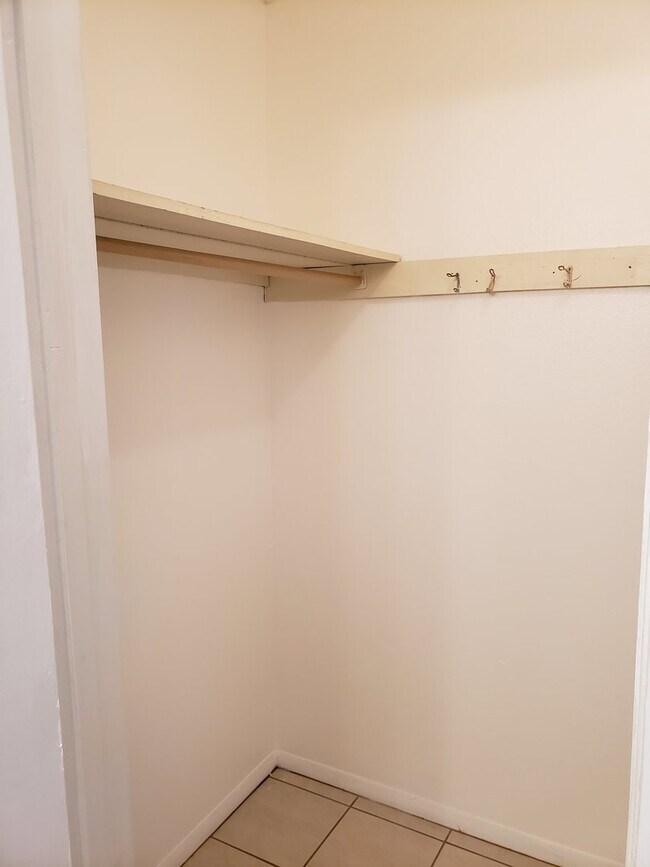 Building Photo - 2 Bedroom 2.5 Bath Townhouse with covered parking