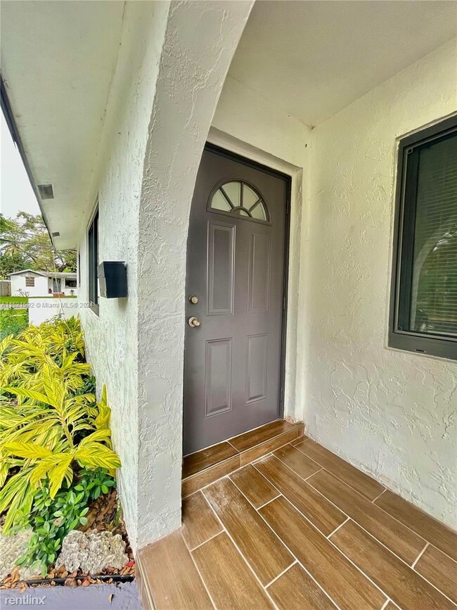 Building Photo - 3 br, 2 bath House - 2300 SW 18th Ter # 1