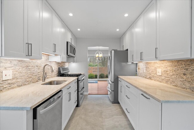 Building Photo - "Spacious 5-Bed split level Gem with Finished Basement & Fireplace on Brompton St, West Springfie...