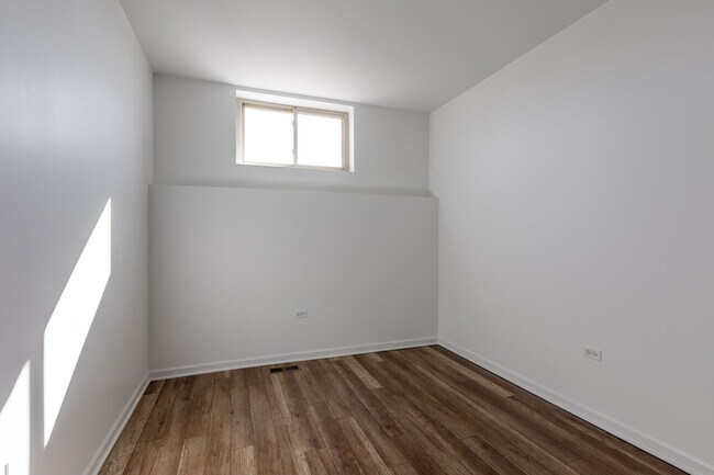 Building Photo - Spacious 3 Bed 2 Bath Duplex Up, In unit W/D in Humboldt Park!