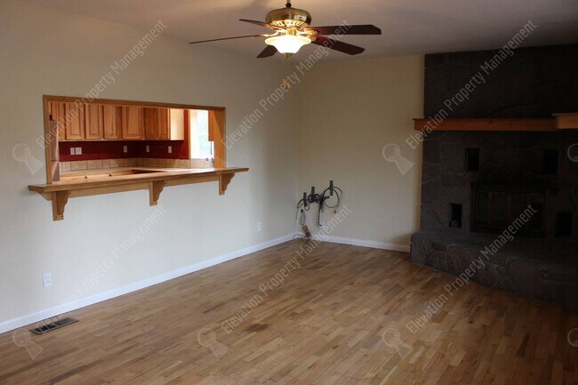 Building Photo - Historic Midtown Bend Gem with Detached St...