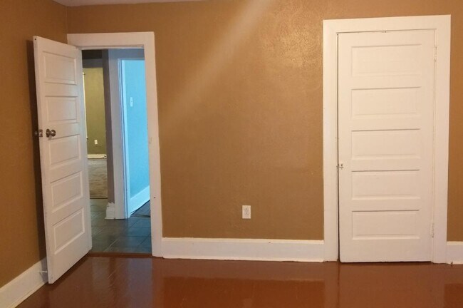 Building Photo - 41 Sylvia Ave