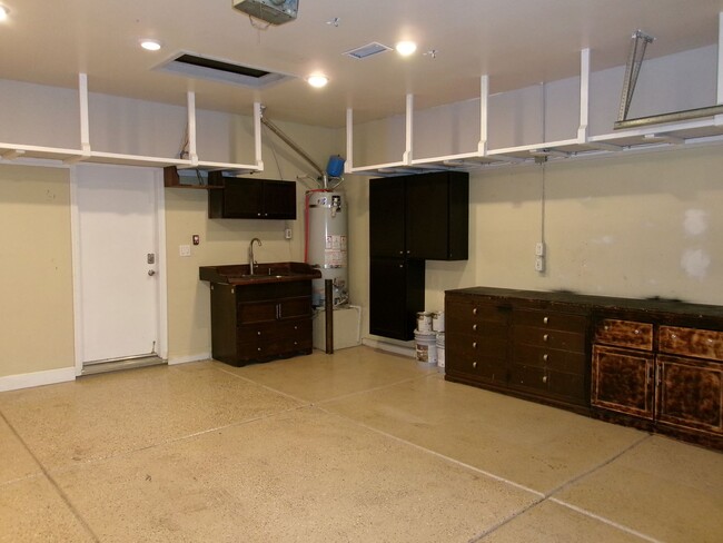 Building Photo - Spacious 2-Bedroom, 2-Bath Rental with 2-C...