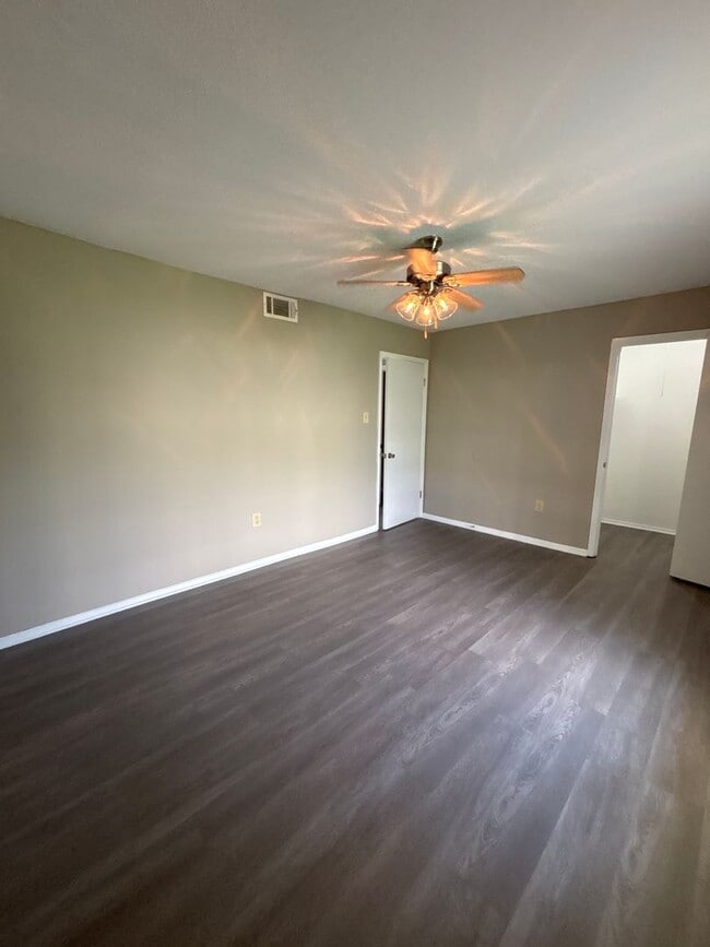 Building Photo - 1 BED 1 BATH CONDO AVAILABLE!